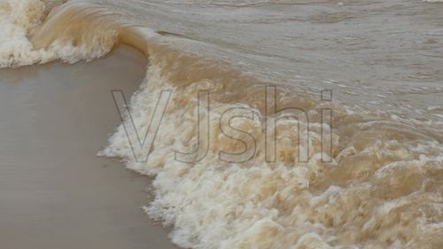长江波涛浪花_江水奔腾翻滚_3840x2160_高清视频素材下载(编号