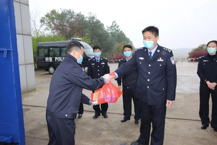 公安局长唐金辉,市公安局政委钟雷冒着蒙蒙细雨来到贵溪市看守所,代表