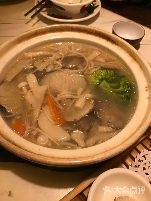 鸡汤杂菇煲