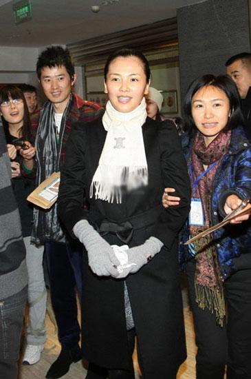 刘涛素颜亮相谈爱儿女满脸幸福 不急复出拍戏
