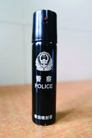 电警棍,辣椒水也是校园保安的标配
