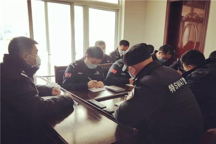 戴着口罩开会,有史以来最"严密"的会议."口罩警察"成为最靓的"警"色.