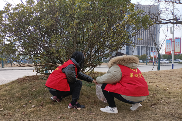 化材学院青年志愿者协会开展校园清扫活动