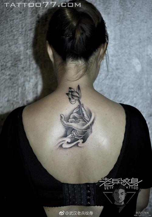 后背黑灰佛手莲花纹身图案