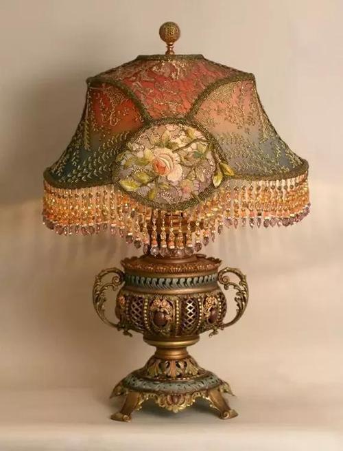 文章的最后,我们来欣赏一下,古董教父安思远的瓷台灯