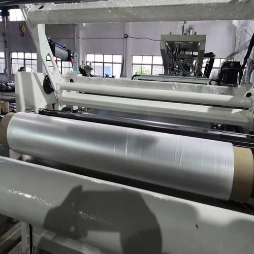 挤出机先将原料树脂熔化,熔融树脂经机头流延到表面光洁的冷却辊上