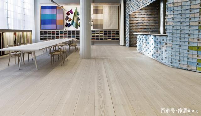 地面铺贴地板会让家有温馨感,但地板使用时间久就会让它失去光泽,让家