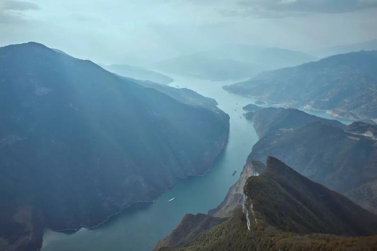 从重庆郊外俯瞰长江三峡风光.