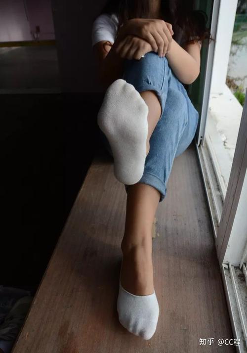 女生是不是随着年龄增长就会越来越喜欢深色或者黑色的袜子,而不再穿