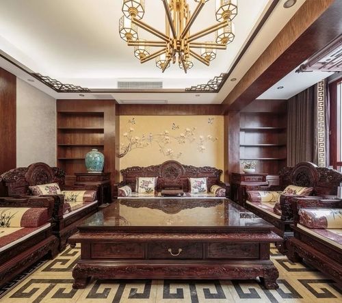 红木家具围和式摆放,雕花工艺凸显中式家具的精致与讲究