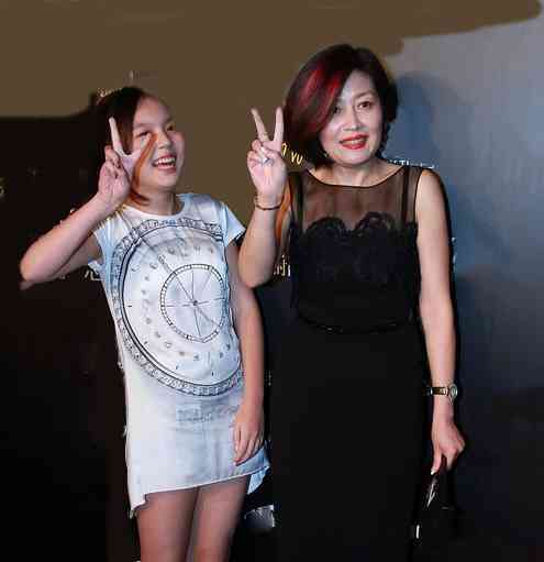 哈文越活越年轻穿泡泡袖上衣配直筒裙干练知性又不乏少女感