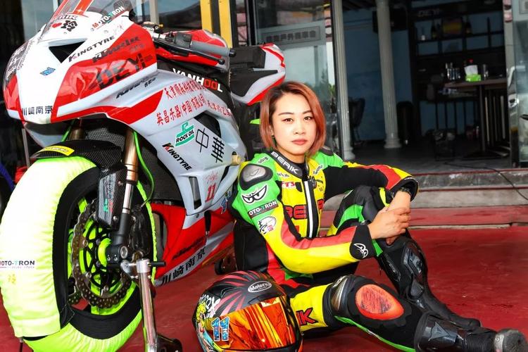 berik品牌代言人 :美女冠军车手陈玲展厅展示的有连体赛道皮衣,分体式