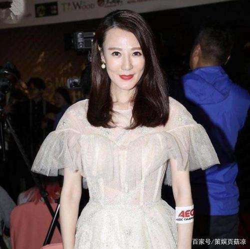 绿叶演员康华近照曝光,49岁成整容僵硬脸,为工作拼命惹人怜爱