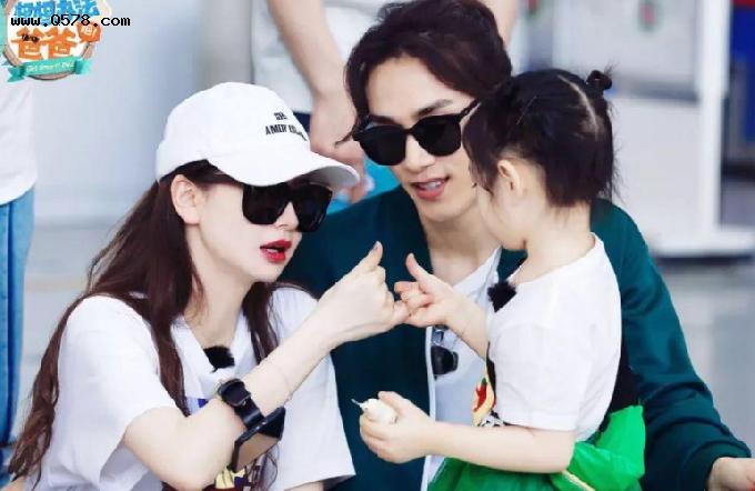 戚薇一家三口游玩迪士尼同框画面温馨爱意满满力破婚变传闻