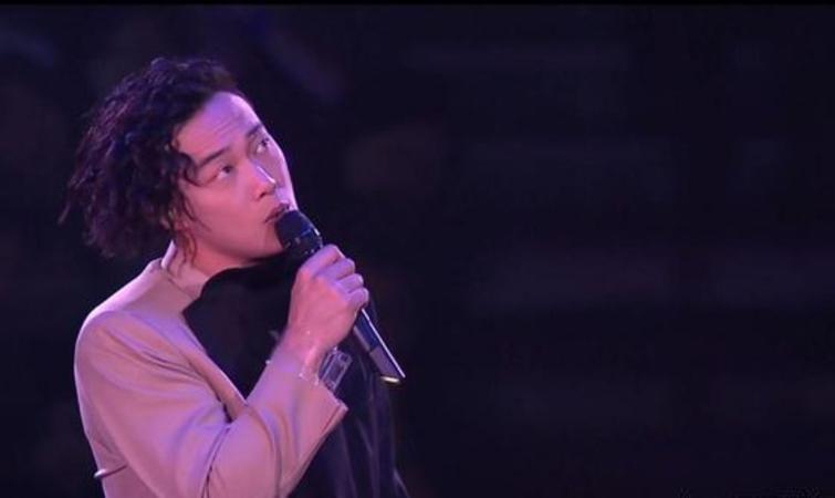 经历过这 66 场巡演之后,陈奕迅与 the duo band 的成员岑宁儿,陈咏谦