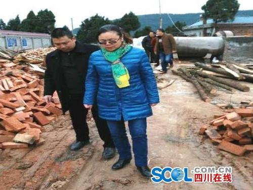 伍翠蓉一行到杨村小学检查教师周转房建设工作_广元