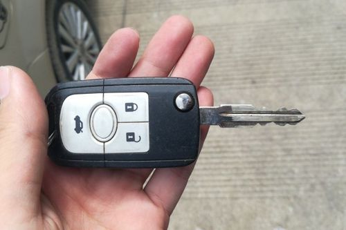 别克凯越钥匙锁到车里了怎么开啊?