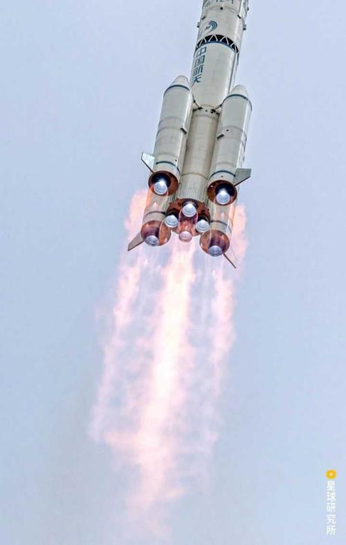 捆绑4个助推器的火箭发动机;图为长征三号乙,供示意,摄影师@史悦