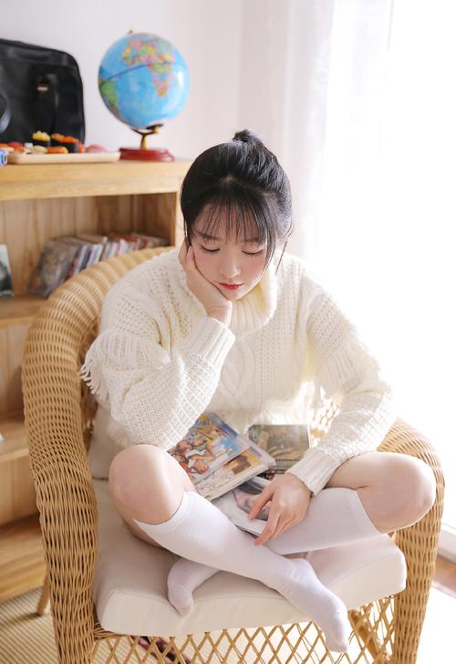 诱人白丝袜美女性感大胆私房撩人美腿写真
