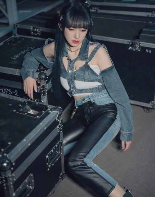 程潇录制《哎呀好身材》,穿搭摩登时尚,身材曲线真是绝了!