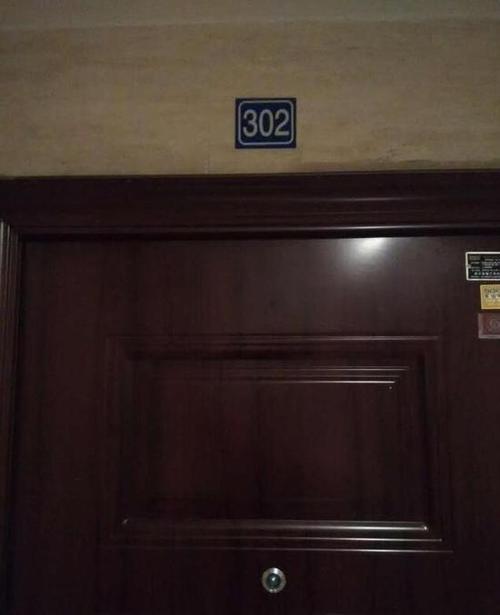 拾荒老汉刮蹭豪车,车主索赔1万,跟老头回家取钱,瞧门牌号傻住