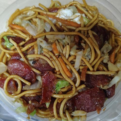 便宜又好吃的腊肠炒面!量超足!