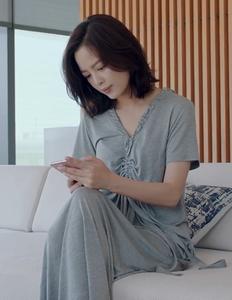 恋爱先生辛芷蕾顾遥明星同款灰色v领宽松长款短袖2018连衣裙新款