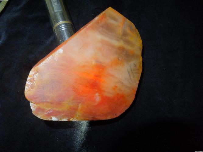 新疆金丝玉---鸡血红原石切块