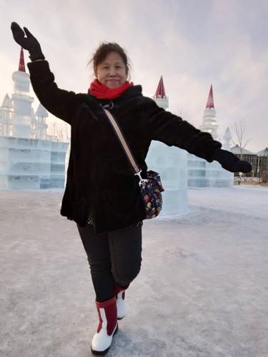 同学欢聚在北安市通北镇"冰情旋放"冰雪乐园.太漂亮了!