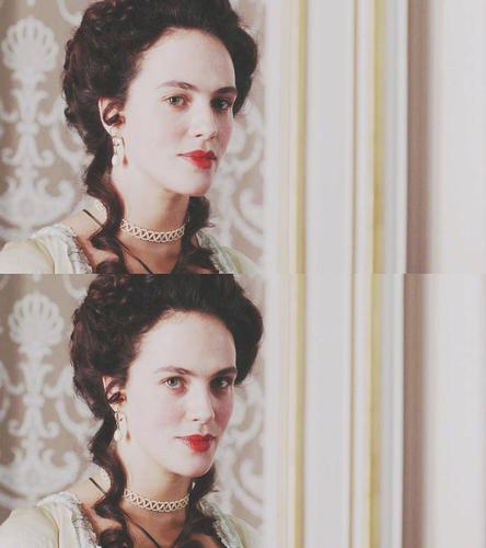 jessica brown findlay《名姝》饰charlotte wells