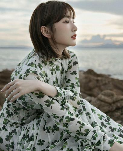 毛晓彤真是"白月光"女孩,短发配红色燕尾长裙,清新时尚又有范