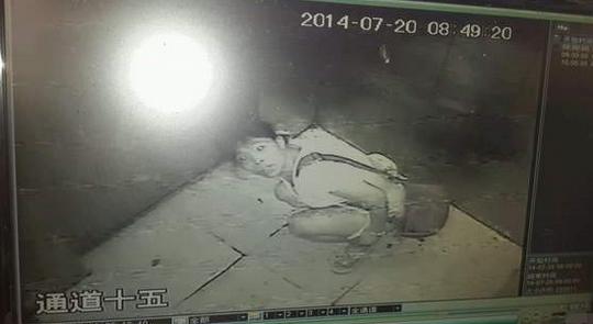 女子电梯小便 裸露私处公开场合小便(图文)