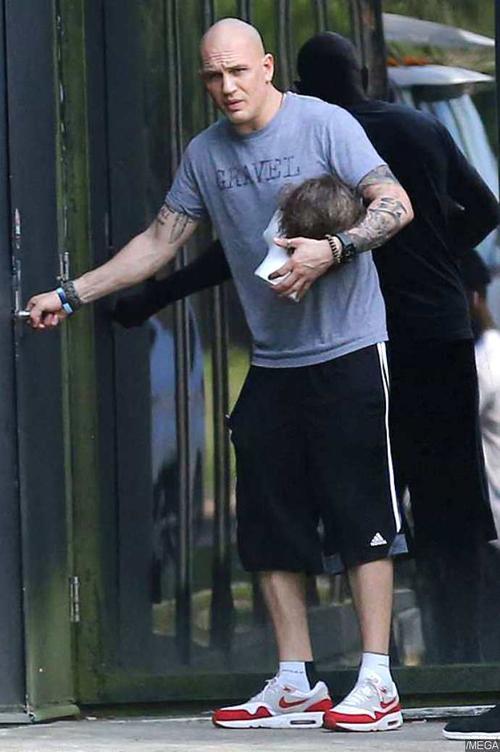 汤姆·哈迪现身黑帮片《方索》片场 为演大佬剃.