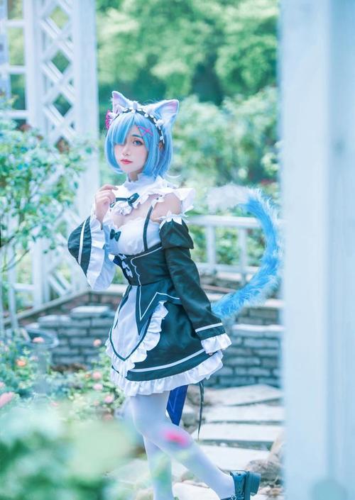 穿"白丝"女仆装的猫咪雷姆cos,她的尾巴让人看了好想拽一拽!