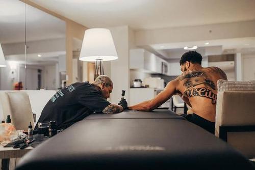 新的印记塔特姆为自己增添新纹身