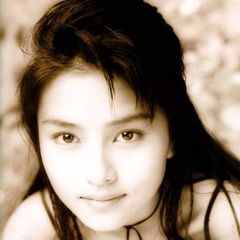 宝生舞 饰 小早川芽子 简介  与耕助没有血缘关系的姐姐,对耕助无比