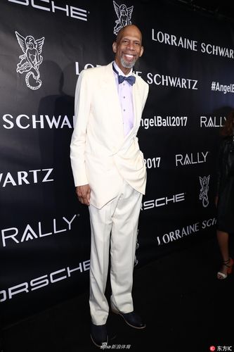 贾巴尔一身白色西装神采奕奕