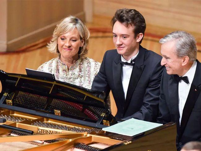 弗雷德里克·阿尔诺 (frédéric arnault),作为该品牌的首席执行官