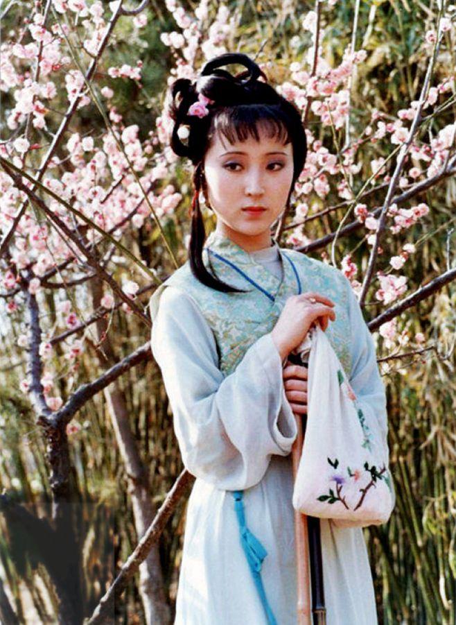 87版《红楼梦》《黛玉葬花》陈晓旭饰林黛玉