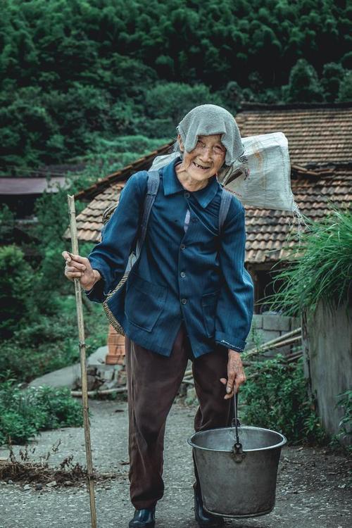 故事:90岁老婆婆,能爬山能上树,几十年一直喝井水