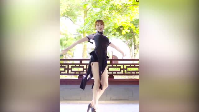性感美女公园穿旗袍跳舞,长腿半漏,看得都脸红了!