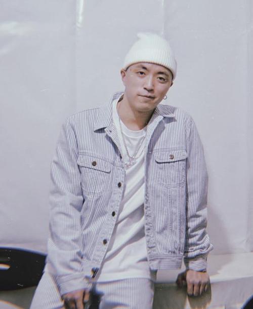 jonyj喜当爹,演唱会近照寸头显圆脸,嘻哈歌手变幸福