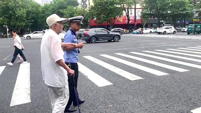 常德:搀扶老人过马路 小小举动暖人心