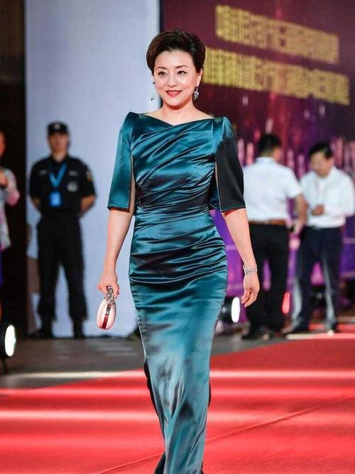 52岁杨澜真厉害一袭蓝色缎面裙穿出国际范这气质女星里少有
