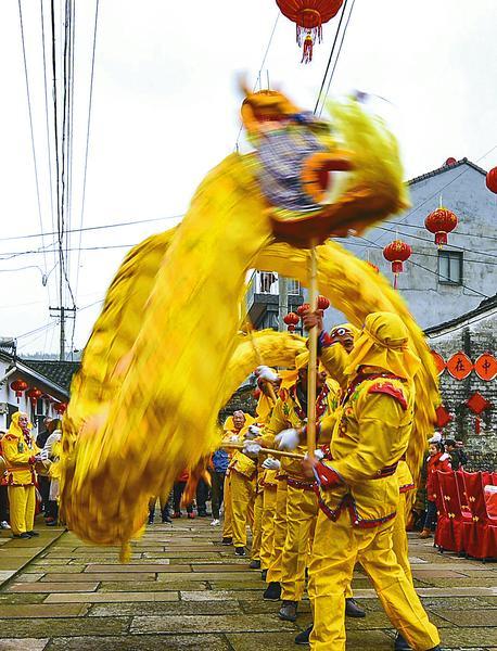 1月18日,舞龙队在浙江省余姚市鹿亭乡中村表演.