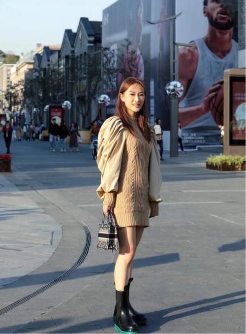 "冬天街拍"造型百变简约大气,爱美女