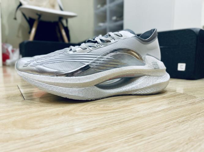 国产李宁顶级跑鞋绝影系列