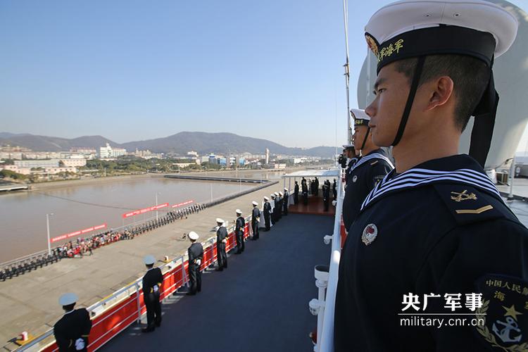 1月26日,中国海军和平方舟医院船缓缓驶抵浙江舟山某军港时,官兵们在