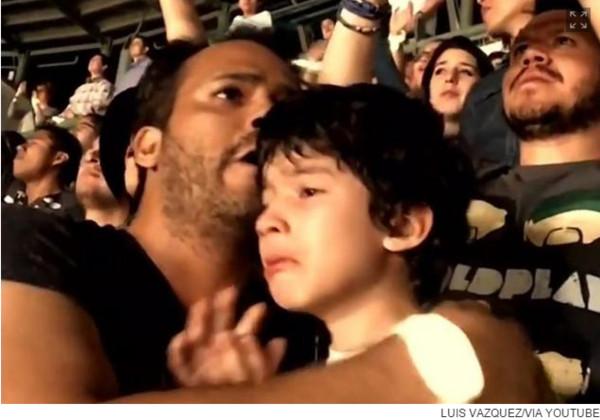 一对父子日前到墨西哥观赏酷玩乐团的演唱会,在演唱到《fix you》时