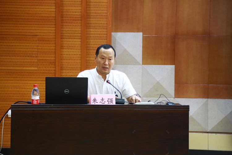 哈尔滨体育学院校长朱志强作首场专题讲座